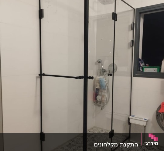 מקלחון פינתי מותקן עם פרופיל וצירים בצבע שחור